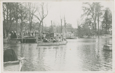 455-1498 Mensen worden met roeiboten in veiligheid gebracht tijdens de inundatie van Walcheren