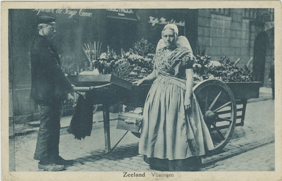 455-170 Zeeland Vlissingen. Een man en een vrouw in dracht bij een bloemenkar te Vlissingen