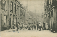 455-174 Vlissingen. Walstraat.. Een groep poserende personen in de Walstraat te Vlissingen