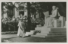 455-20 Onthulling van het standbeeld van Koningin Emma op de Dam te Middelburg door Koningin Wilhelmina