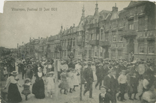 455-220 Vlissingen, Festival 19 Juni 1907. Een muziekkorps en toeschouwers in de Coosje Buskenstraat te Vlissingen ...