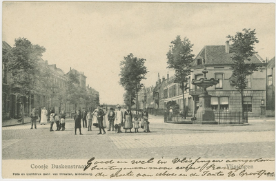 455-222 Coosje Buskenstraat Vlissingen. Poserende personen bij de fontein op de kruising van de Coosje Buskenstraat met ...