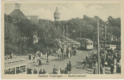 455-246 Zeebad Vlissingen - Badhuisstraat. Personen en twee trams op de Badhuisstraat te Vlissingen