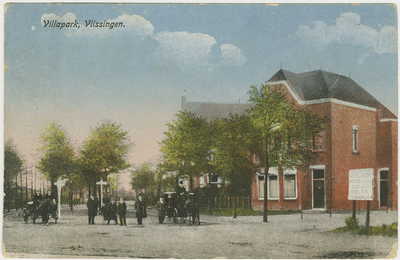 455-273 Villapark, Vlissingen.. Personen en koetsen in het Villapark aan de Badhuisweg te Vlissingen