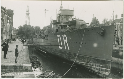 455-3 Het marineschip HR MS Kruiser De Ruijter in het Prins Hendrikdok aan de Dam te Middelburg