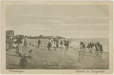 455-307 Vlissingen. Strand en Zeegezicht. Pootjebadende mensen op het strand te Vlissingen