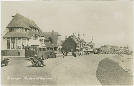 455-308 Vlissingen. Boulevard Evertsen. Gezicht op de Boulevard Evertsen met links het Wooldhuis en in het midden Hotel ...