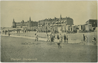 455-316 Vlissingen, Strandgezicht.. Gezicht op het strand met badkoetsen te Vlissingen. Links op de achtergrond hotel ...