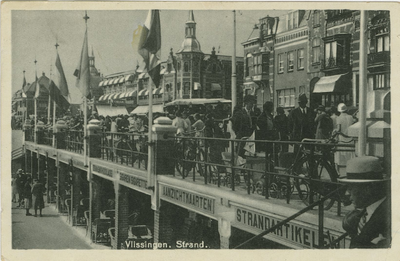 455-317 Vlissingen. Strand.. Wandelende mensen op de Boulevard Evertsen bij hotel Britannia te Vlissingen