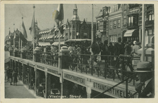 455-317 Vlissingen. Strand.. Wandelende mensen op de Boulevard Evertsen bij hotel Britannia te Vlissingen