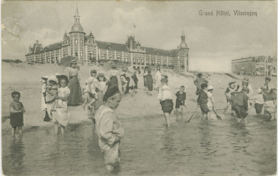 455-330 Grand Hôtel, Vlissingen. Pootjebadende kinderen op het strand voor hotel Britannia te Vlissingen