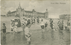 455-330 Grand Hôtel, Vlissingen. Pootjebadende kinderen op het strand voor hotel Britannia te Vlissingen