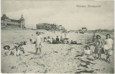 455-340 Vlissingen, Strandgezicht. Poserende kinderen op het strand te Vlissingen met links op de achtergrond hotel Britannia