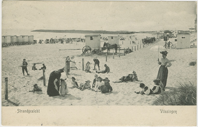 455-341 Strandgezicht Vlissingen. Spelende kinderen en badkoetsen op het strand te Vlissingen