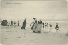 455-342 Vlissingen, Strandgezicht. Personen in klederdracht en pootjebadende kinderen op het strand te Vlissingen