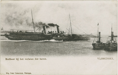 455-372 Mailboot bij het verlaten der haven. VLISSINGEN.. De mailboot naar Engeland verlaat de haven van Vlissingen