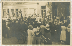 455-394 Toeschouwers bij het ringrijden in de Ooststraat te Domburg