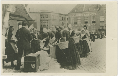 455-4 Bezoekers aan de marktdag te Middelburg
