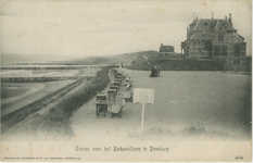 455-400 Terras voor het Badpaviljoen te Domburg. Terras voor het Badpaviljoen te Domburg, met op de achtergrond het ...