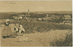 455-413 Domburg. Drie meisjes in dracht in de duinen bij Domburg