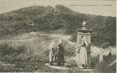 455-414 Gezicht op de Hooge Hill, Domburg. Drie meisjes in dracht bij een waterpomp voor de Hooge Hill te Domburg