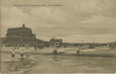 455-419 Strand met strand-hotel te Domburg . Badgasten op het strand te Domburg met in de duinen het Strandhotel en het ...