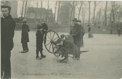 455-42 De schaatsenscherper op het ijs, Middelburg. Schaatsenslijper op het ijs van de Vest te Middelburg
