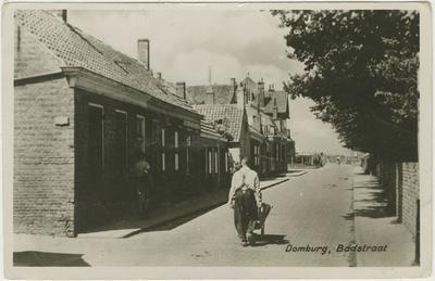 455-428 Domburg, Badstraat. Een man met kruiwagen in de Badstraat te Domburg