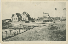 455-429 Domburg. Gezicht op een huis, pension Zonneduin, het Strandhotel en de watertoren te Domburg