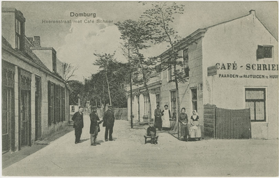 455-435 Domburg Heerenstraat met Café Schrier . Poserende mensen bij café Schrier aan de Heerenstraat te Domburg