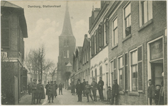 455-439 Domburg, Stationstraat. Poserende mensen in de Stationstraat te Domburg met op de achtergrond de toren van de ...