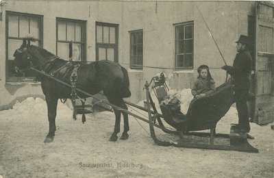 455-44 Sneeuwgezicht, Middelburg. Een door een paard getrokken arreslee te Middelburg