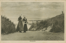 455-444 Domburg. Twee vrouwen in dracht in de duinen te Domburg