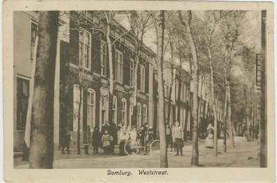 455-446 Domburg. Weststraat.. Poserende mensen in de Weststraat te Domburg