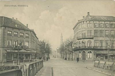 455-45 Stationstraat, Middelburg. Gezicht op de Stationsstraat te Middelburg vanaf de Stationsbrug, met rechts hotel Du ...