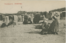 455-471 Strandgezicht. Domburg.. Poserende mensen op het strand te Domburg