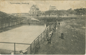 455-472 Tennisvelden, Domburg. Gezicht op de tennisbaan, pension Zonneduin en het Strandhotel te Domburg