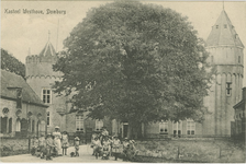 455-482 Kasteel Westhove, Domburg. Poserende kinderen voor kasteel Westhove bij Domburg