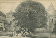 455-494 Kasteel Westhove, Domburg. Poserende kinderen voor kasteel Westhove bij Oostkapelle