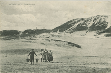 455-510 Hooge Hill, Domburg. Poserende kinderen, waarvan één met een juk, bij de Hooge Hill te Domburg