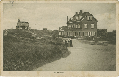 455-534 Domburg. Gezicht op pension Zonneduin en het Strandhotel te Domburg