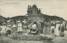 455-543 Domburg, Strandgezicht. Poserende mensen op het strand te Domburg met op de achtergrond het strandhotel