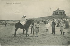 455-546 Domburg, Strandgezicht. Een meisje te paard en poserende kinderen op het strand te Domburg met in de duinen het ...