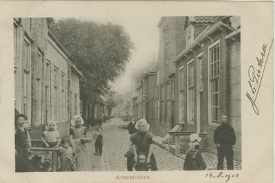 455-576 Arnemuiden. Poserende kinderen in de Langstraat te Arnemuiden