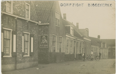 455-583 Dorpzight Biggekerke. Gezicht op het Kerkplein te Biggekerke