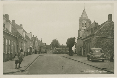 455-593 Biggekerke, Dorpstraat. Gezicht op de Dorpsstraat en het Kerkplein te Biggekerke