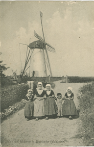 455-598 Molen met kinderen te Biggekerke (Walcheren). Vijf meisjes in dracht bij de molen te Biggekerke