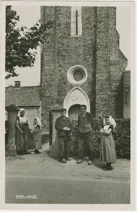 455-601 Zeeland.. Personen in dracht voor de Nederlandse Hervormde kerk te Biggekerke