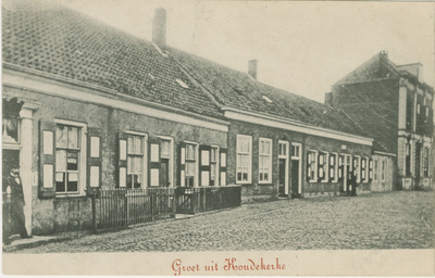 455-635 Groet uit Koudekerke. Huizen en het gemeentehuis aan het Dorpsplein te Koudekerke