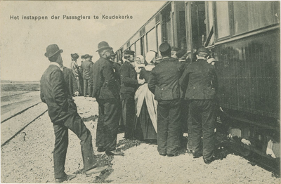 455-639 Het instappen der Passagiers te Koudekerke. Passagiers stappen in Koudekerke in de stoomtram Walcheren